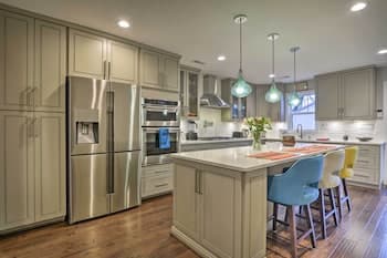 Chic, Central Downtown Duplex ~ 1 Mile to Duke!