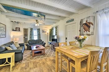 'sand Pebbles': Bright Bungalow - Steps to Beach!