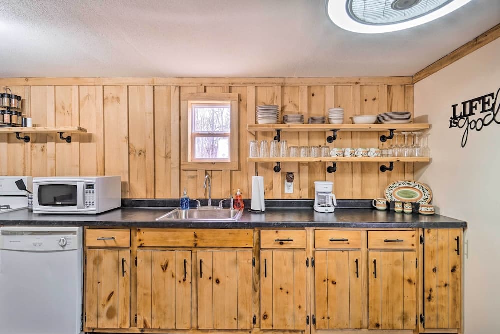 'take 5' Retreat w/ Hot Tub: Relax, Rest, Refresh!