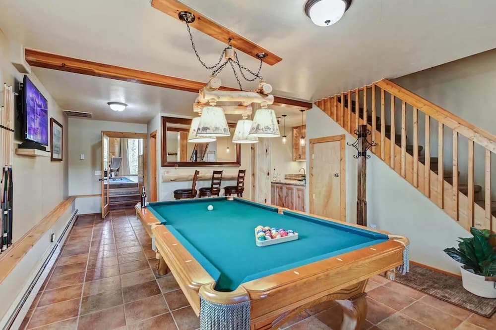 Mountain Lakehouse Cabin on 5 Acres Hottub Pool Table Garage EV Charger