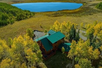 Mountain Lakehouse Cabin on 5 Acres Hottub Pool Table Garage EV Charger