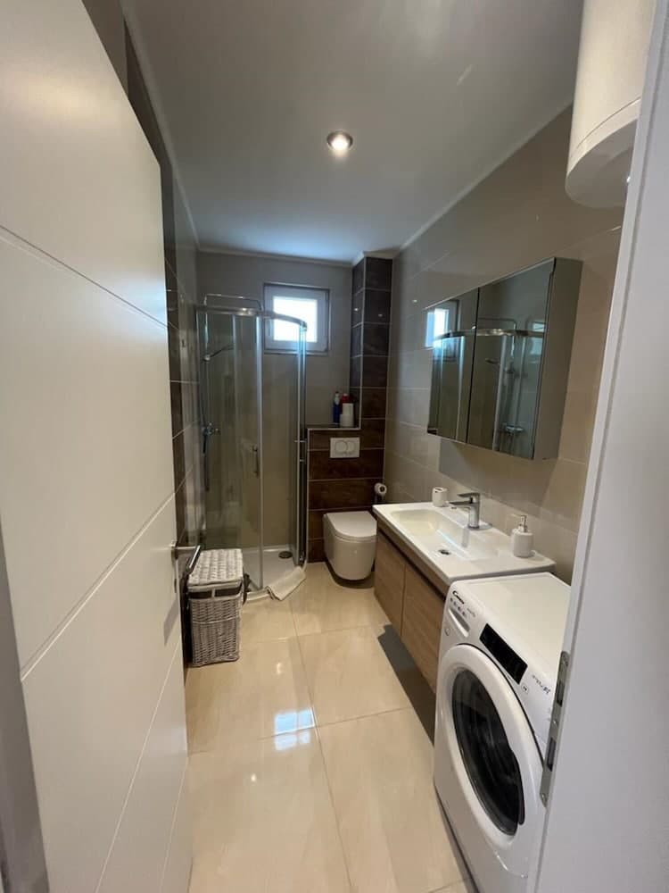 A2 apt With Balcony and sea View, 3 min to Beach