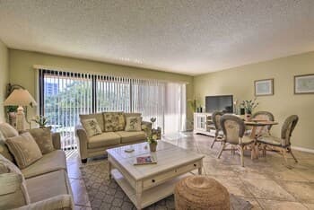 Siesta Key Condo w/ Balcony - Walk to Beach + Bay!
