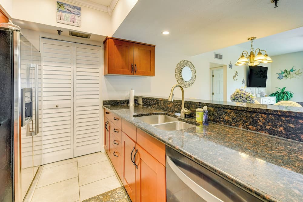 Condo w/ Gulf View! Walk to Redington Beach