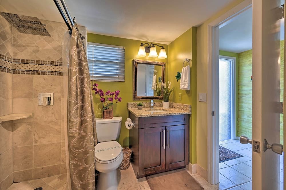 Relaxing Waterfront 2-story Retreat w/ Pool Access