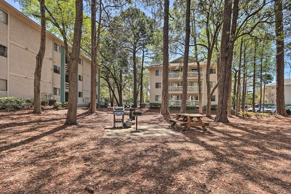 Walk to Folly Field Beach: Island Escape w/ Pool