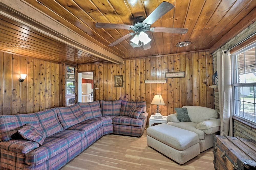 Cobblestone Cottage' - 10 Mi to Pomme de Terre!