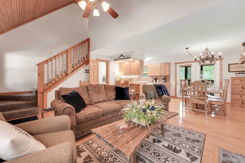 Lakefront Branson Cabin: 6 Mi to Branson Strip!