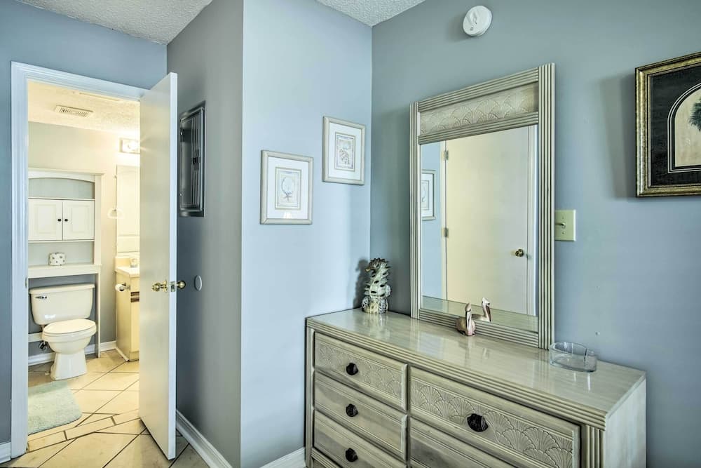 Gulf Shores Condo w/ Pool Access: Steps to Beach!