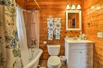 Great Views! Hot Tub & Minutes to Biking & Hiking!