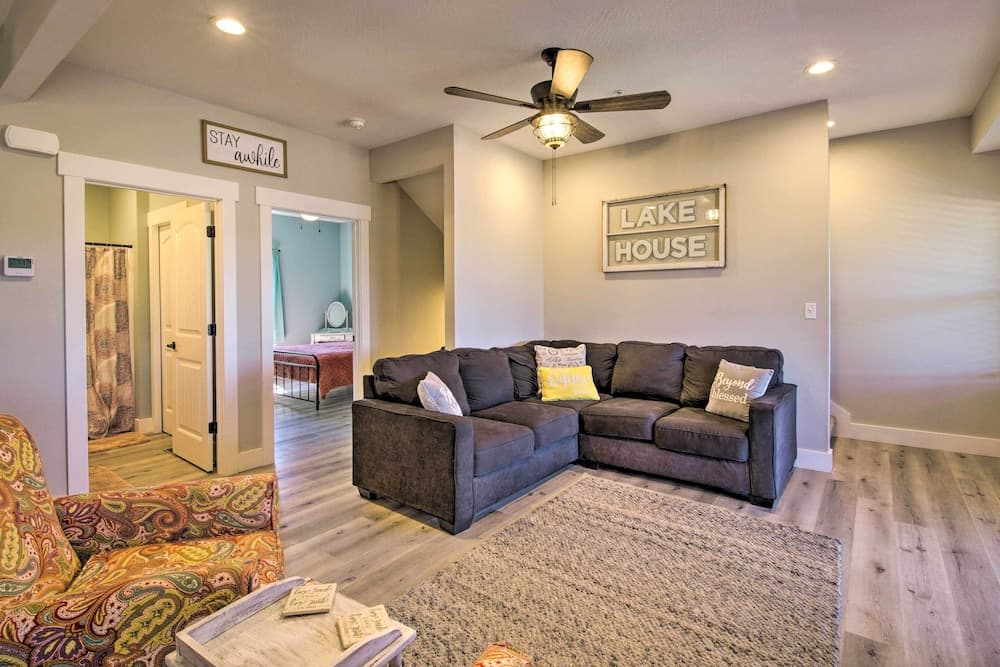 Lampe Retreat w/ Pool Access - Walk to Lake!