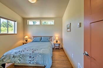 Sequim Cottage w/ Panoramic Olympic Mtn. Views!