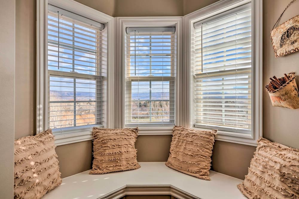 Large, Cozy Midway Studio w/ Mountain Views!