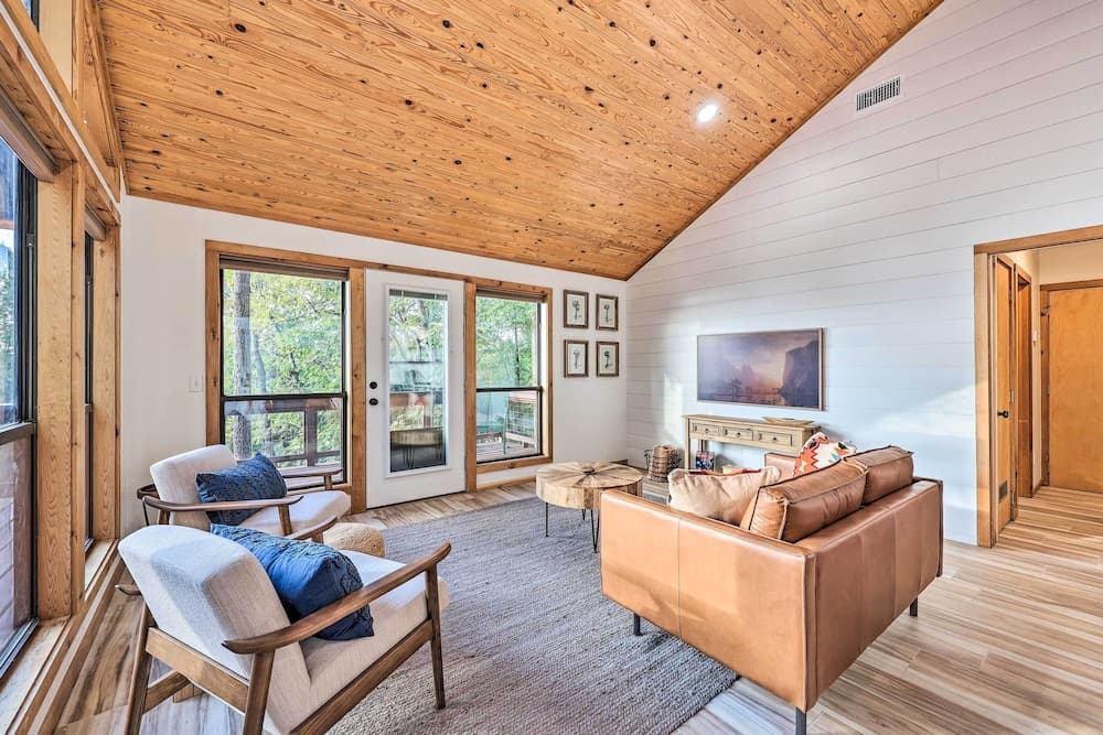 'foxtail' Cabin Retreat: Steps to Beaver Lake!