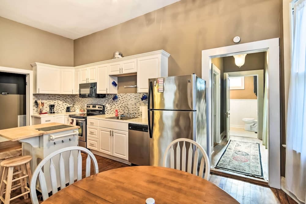 Stylish Vicksburg Apt w/ Porch - 2 Mi to Casino!