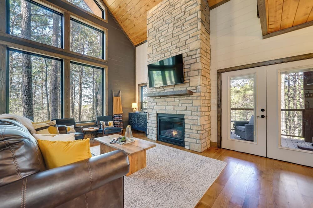 Serene Broken Bow Cabin w/ Hot Tub & Fire Pit!