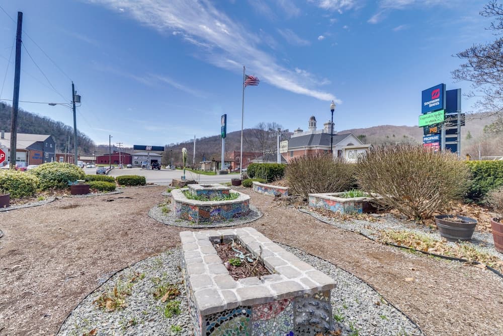 Downtown Marlinton Vacation Rental Apartment!