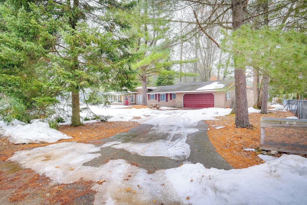 Cozy Cottage w/ Sunroom - Walk to Higgins Lake!