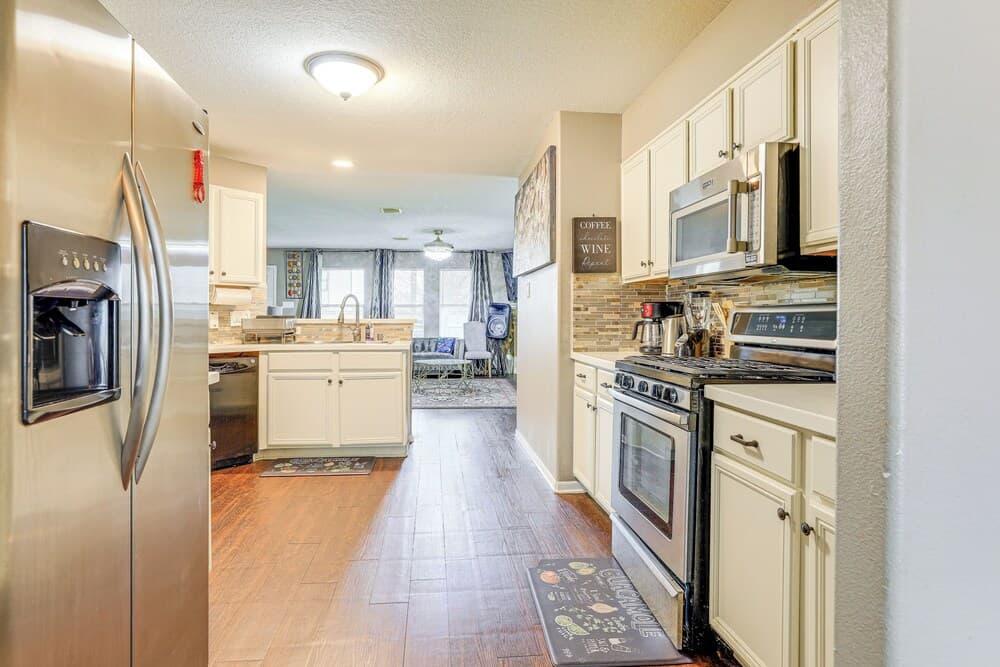 Covered Patio & Yard: Family Home in Katy