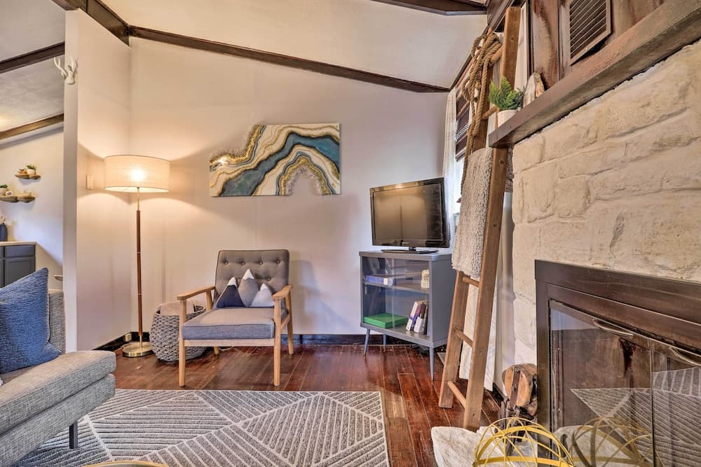 Calming Shenandoah Valley Cabin w/ Hot Tub!