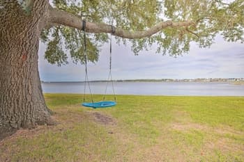 Modern Lake Conroe House w/ Lakefront Park & Deck!