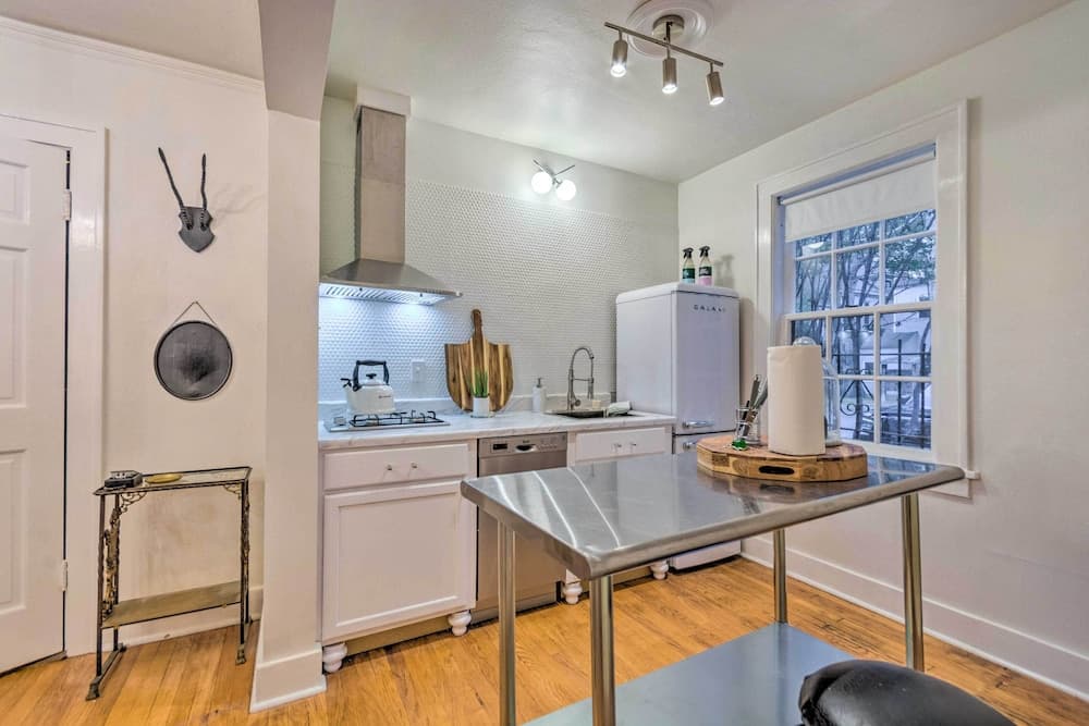 Charming Little Rock Condo: Walk to Downtown!