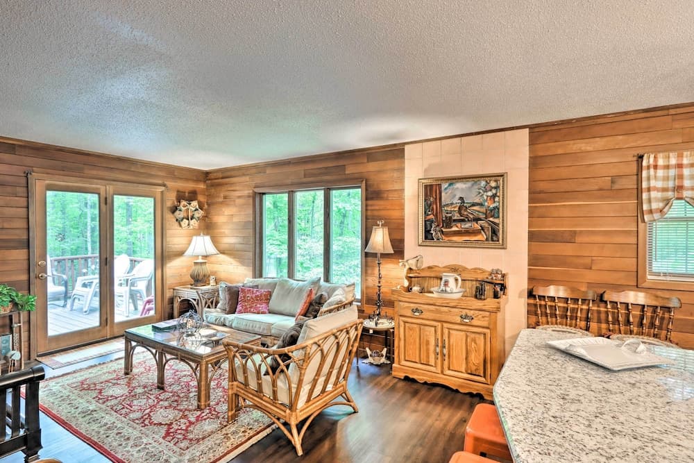 Relaxing Eagle Rock Resort Home - 1 Block to Lake!