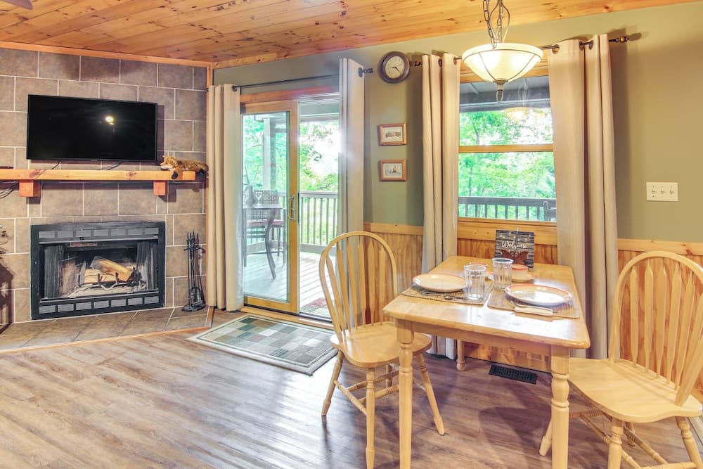 'fox Den' w/ Hot Tub! 22 Mi to Cataloochee Skiing