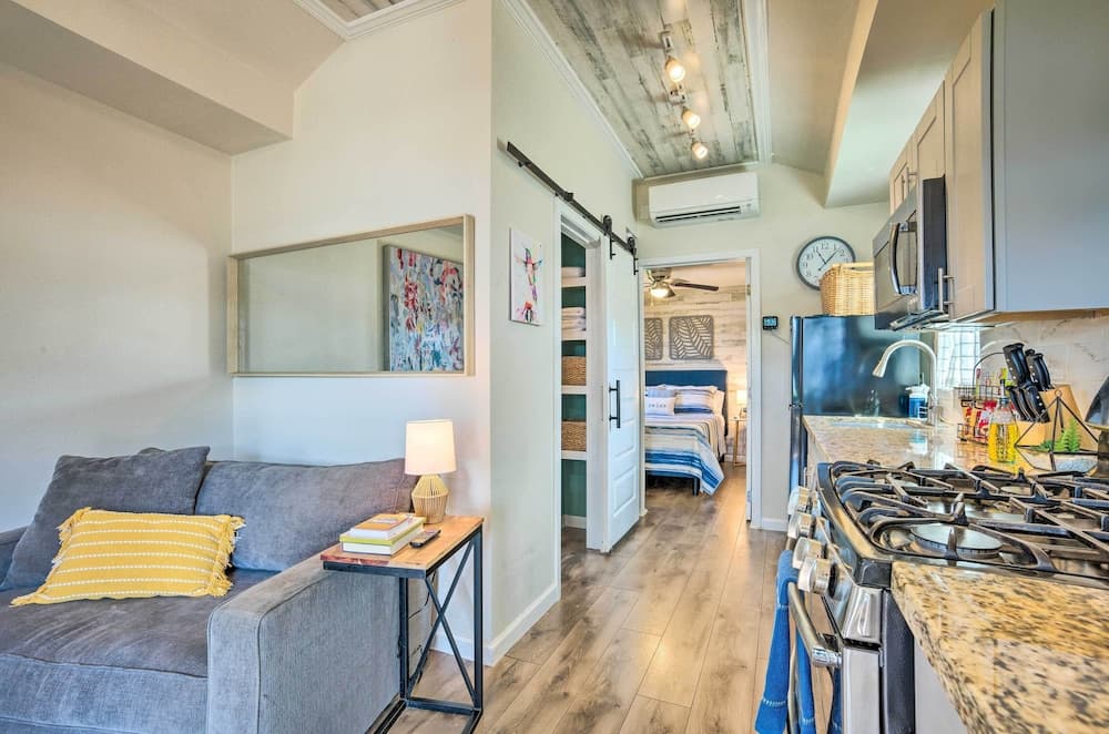 Updated Lake Conroe Cabin Rental - Walk to Water!