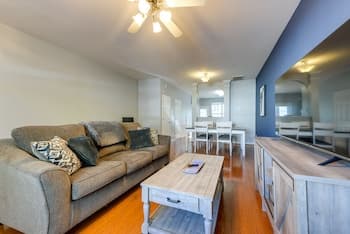 Townhome w/ Community Pool: 11 Mi to Dtwn Raleigh!