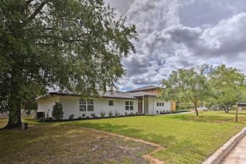 Elegant College Station Home - Walk to Texas A&m!