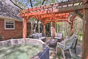 Private Home W/hot Tub & Patio Near Downtown Tulsa