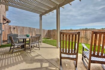 College Station Townhouse w/ Patio & Pool Access!