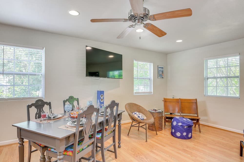 Private Beach Pass: Cozy Galveston Apartment!