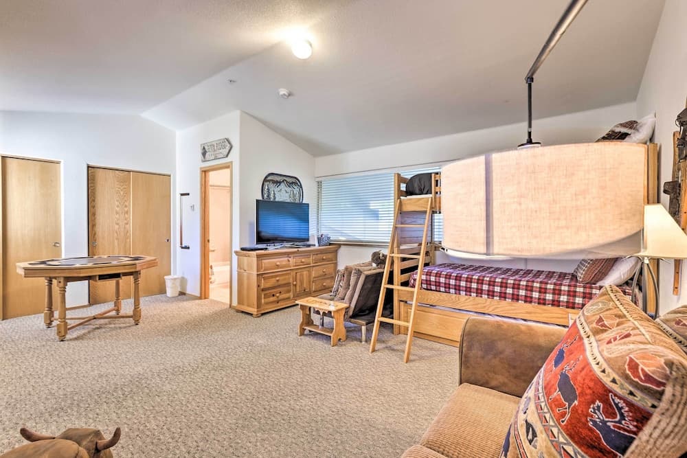 10 Mi to Keystone Slopes: Mtn-view Condo!