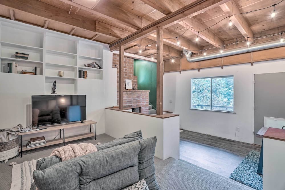 Modern & Unique Cabin With Deck by Lake Gregory!