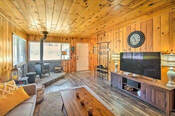 Charming Chalet: Deck, 5 Mi to Big Bear Lake!