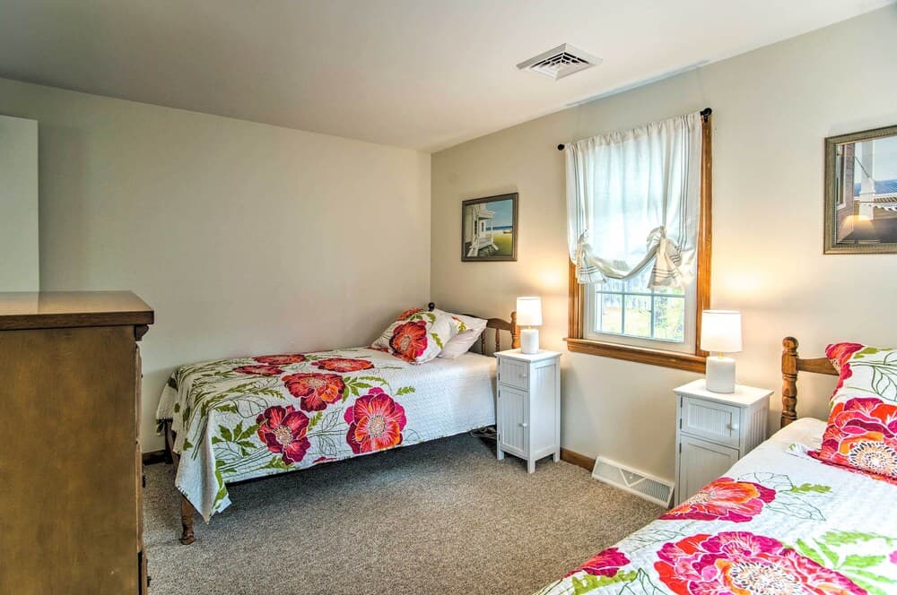 Traditional Cape Cod Cottage: Walk to Beach!