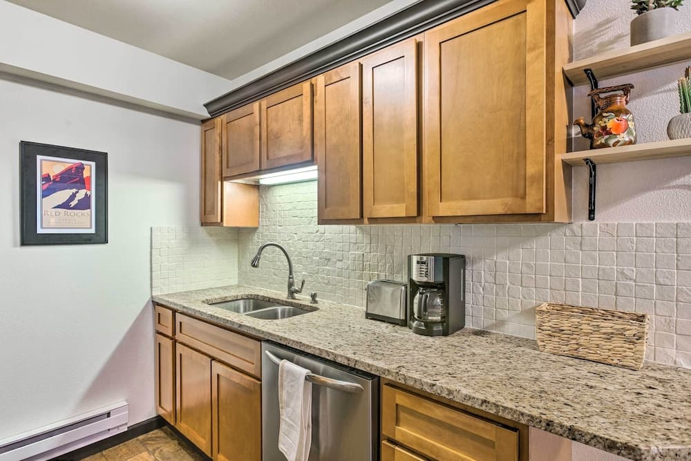 Creekside Morrison Cabin ~ 9 Mi to Red Rocks Park!