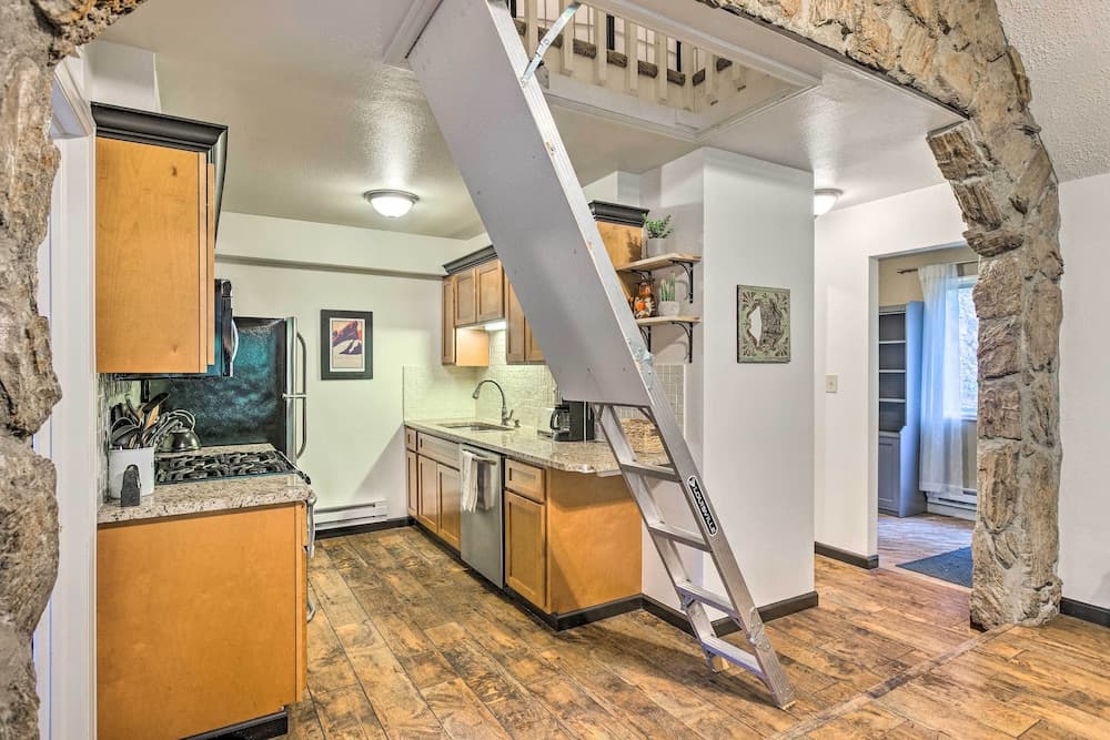 Creekside Morrison Cabin ~ 9 Mi to Red Rocks Park!