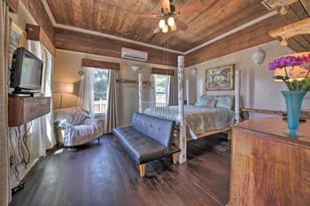 Charming New Braunfels Home w/ Spacious Deck!