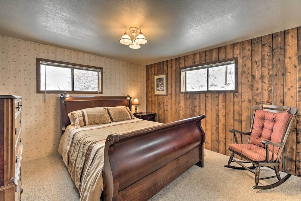 Cozy Log Cabin Escape In the Heart of Creede!
