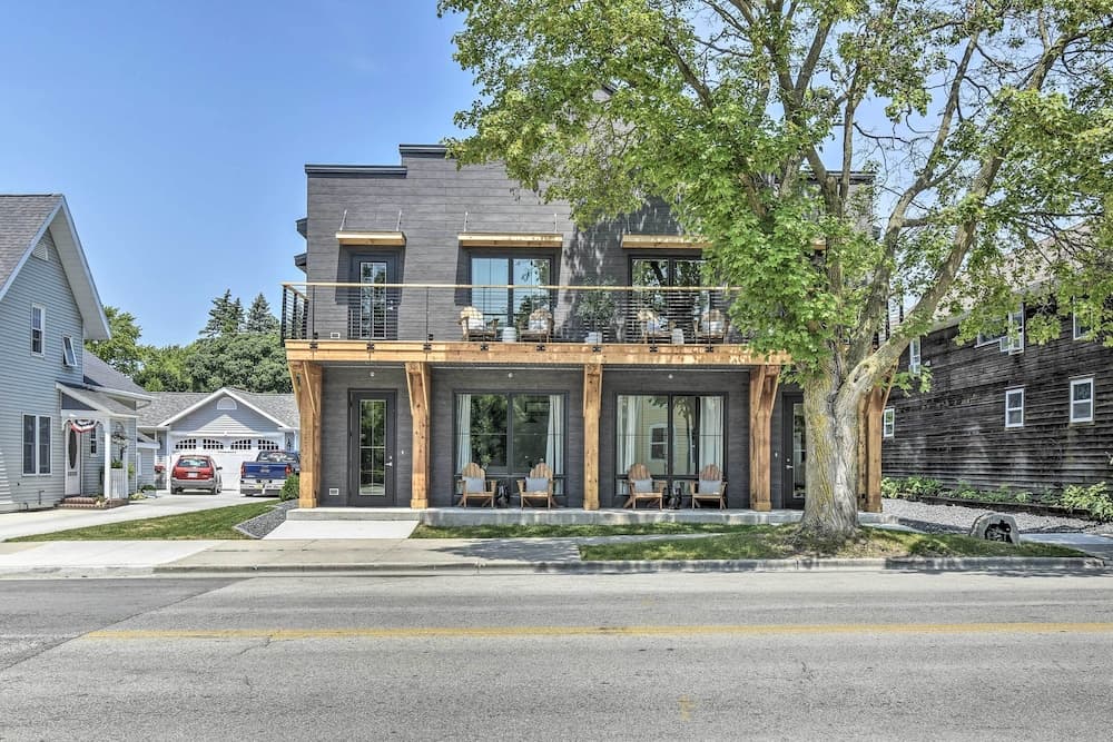 Elkhart Lake Townhome - 3 Mi to Road America!