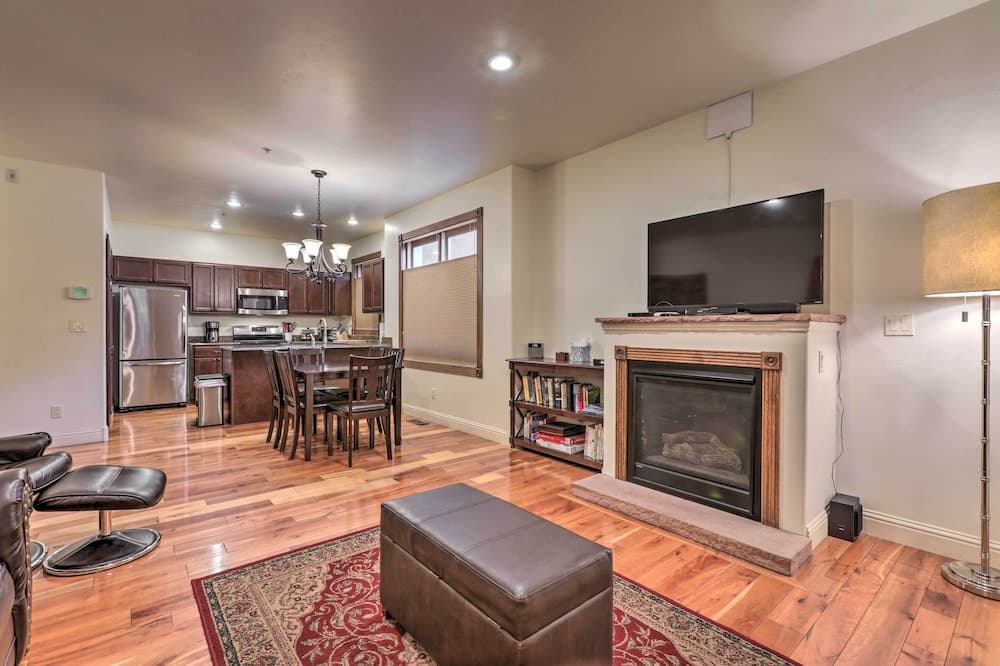 Cozy Central Glenwood Springs Condo w/ 2 Decks!