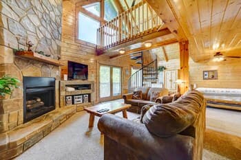 Gatlinburg Studio + Loft Cabin: Hot Tub, Fire Pit!