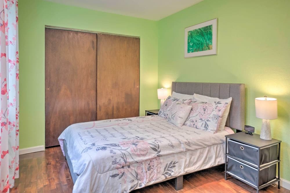 Bungalow w/ Wraparound Deck - 8 Mi to Brookings