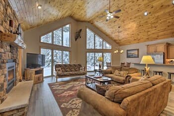 Cozy Eagle River Home w/ Paddleboard & 2 Kayaks!