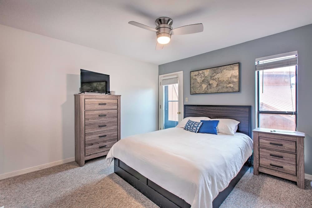 'the Gathering Place' Condo - Steps to Ski Lift!