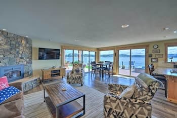 Similk Bay Retreat With Deck, Fire Pit + Hot Tub!