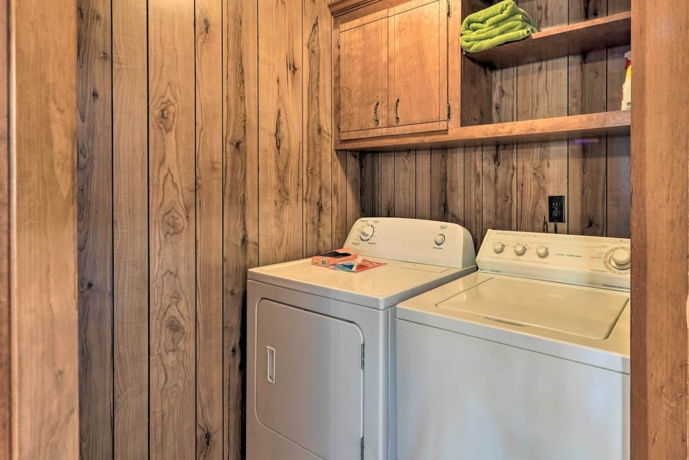 Cozy Charlotte Retreat w/ Yard ~ 5 Mi to Dtwn